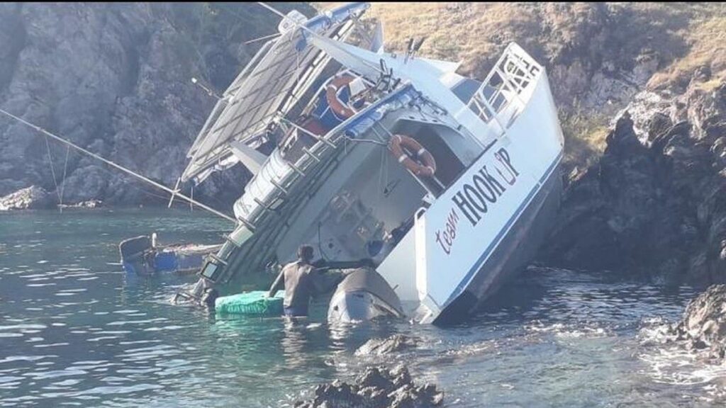 Speedboat Hook Up Tabrak Karang di Pulau Bidadari Labuan Bajo