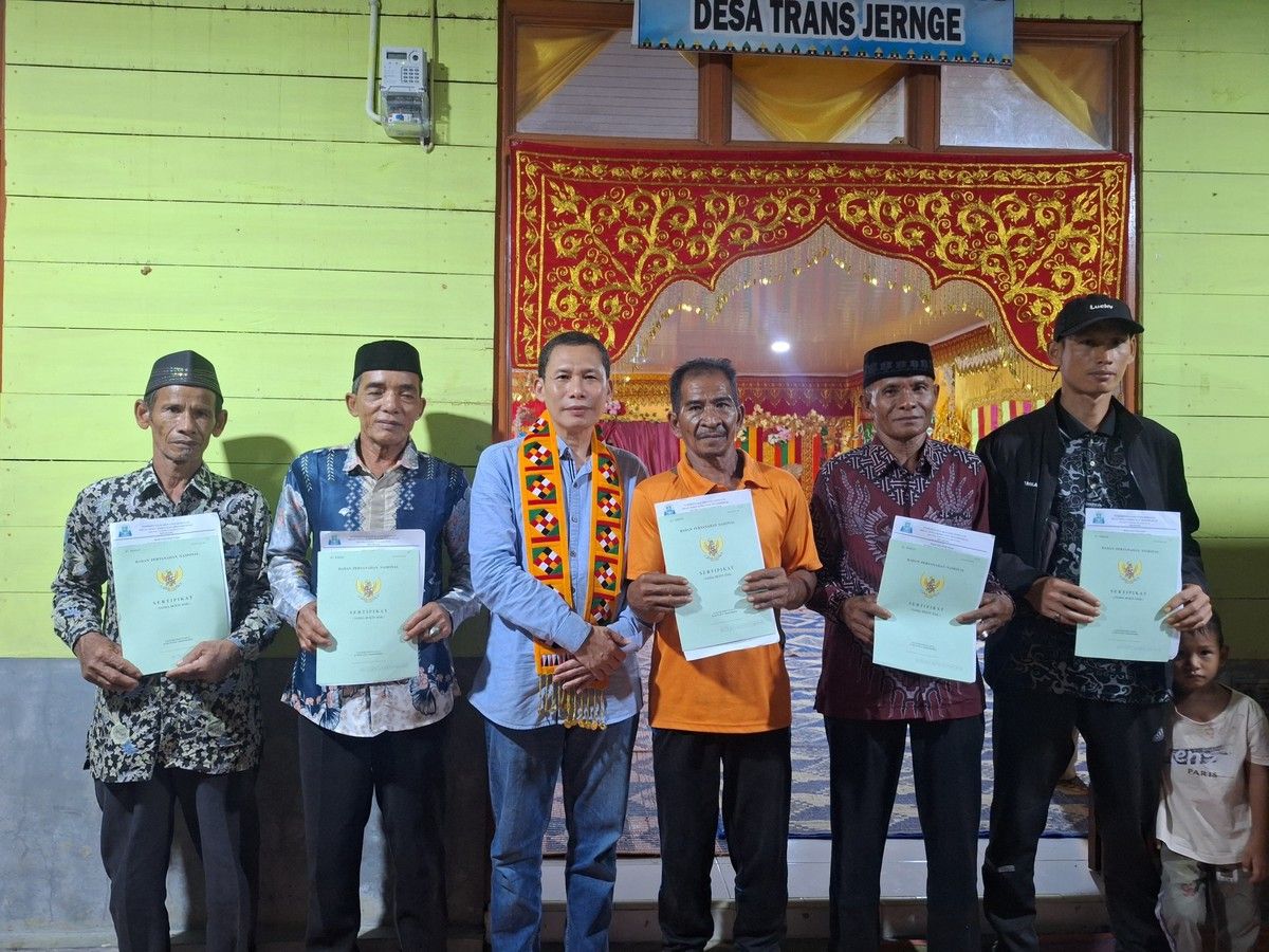 Kementrans Serahkan 441 Sertifikat Tanah ke Transmigran Simeulue