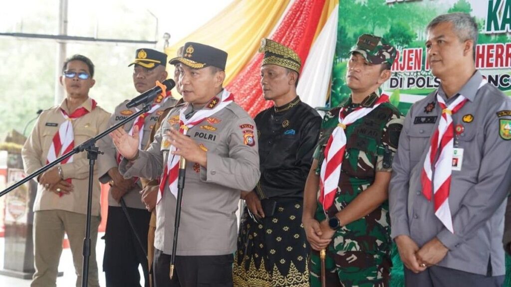 Polda Riau Salurkan Bantuan Mesin hingga Bibit Pohon di Inhil