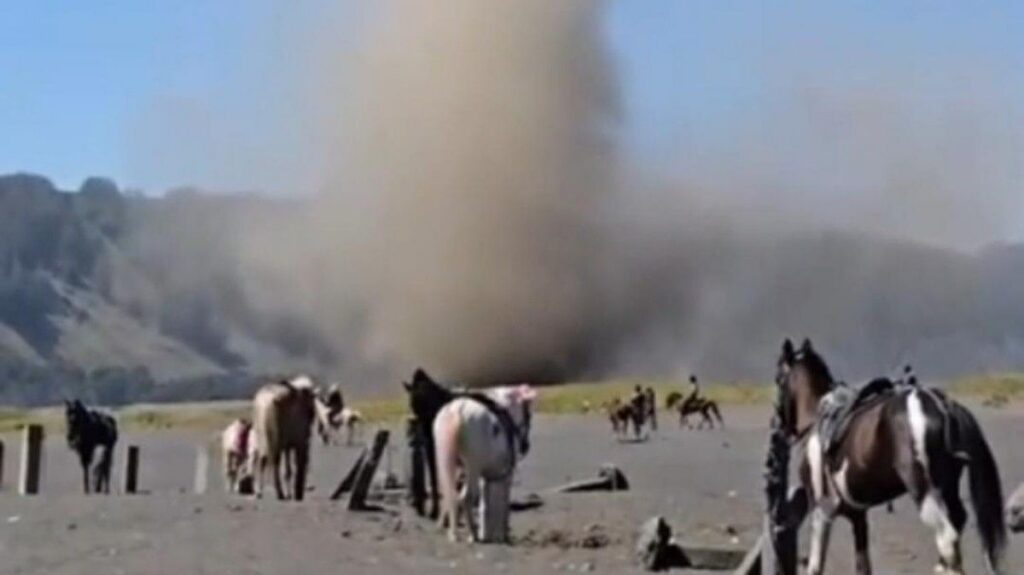 Fenomena Debu Setan Terjang Kawasan Lautan Pasir Bromo