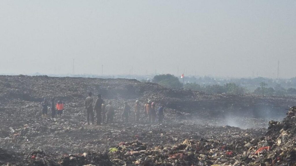 KLH Pantau Potensi Api Tersembunyi di TPA Jatiwaringin Tangerang
