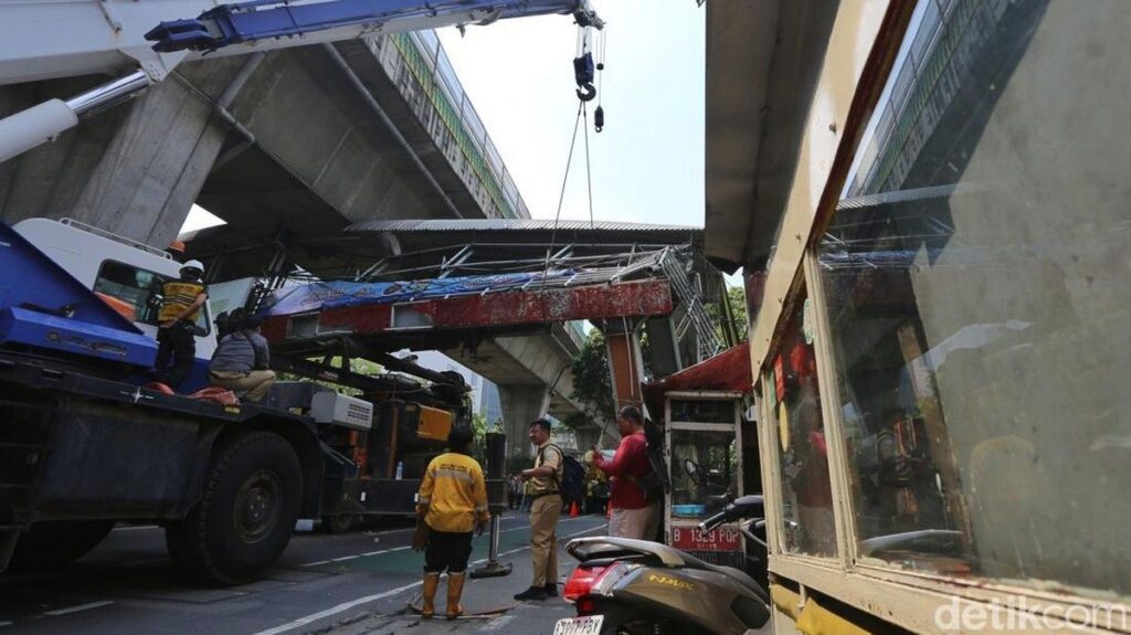 Pemprov DKI Bongkar JPO Tendean Akibat Tertabrak Truk