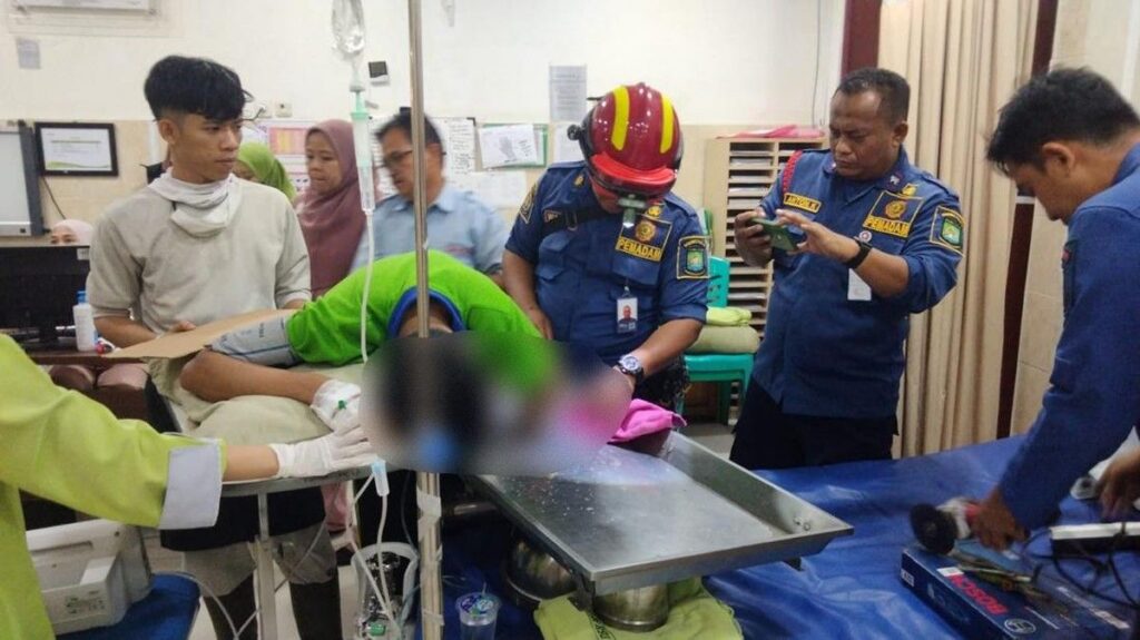 Petugas Damkar Evakuasi Tangan Karyawan Restoran Terjepit Mesin di Tangerang