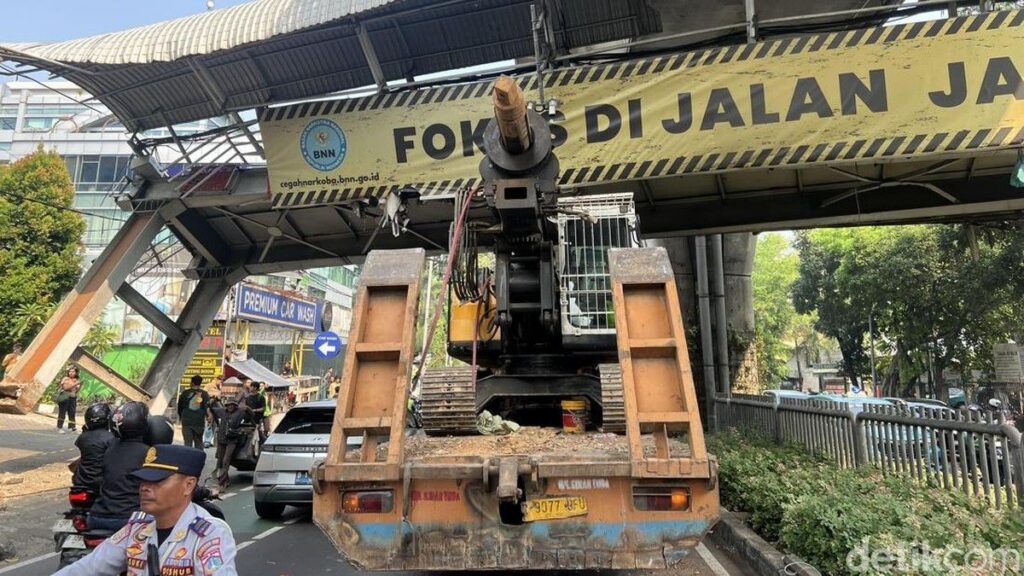 Truk Tabrak JPO Tendean Hingga Nyaris Roboh