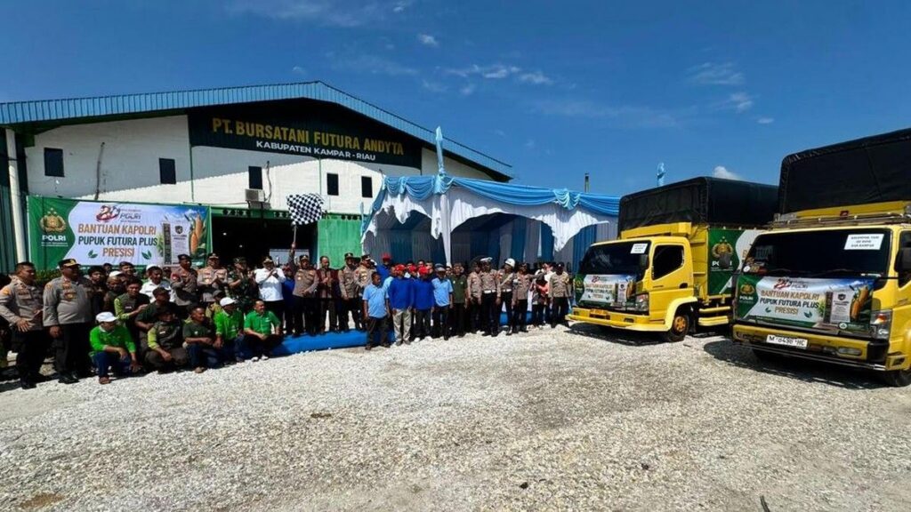 Kapolri Salurkan 80 Ton Pupuk Batu Bara untuk Petani Riau