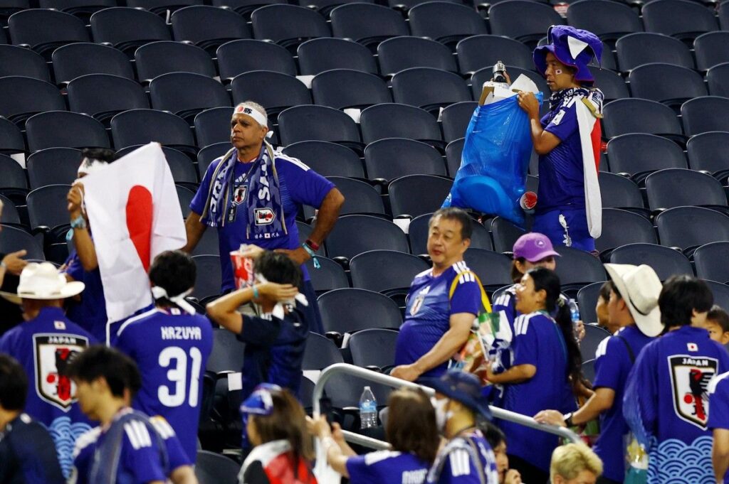 Aksi Bersih-bersih Suporter Jepang di Stadion Kembali Sorot Budaya Disiplin