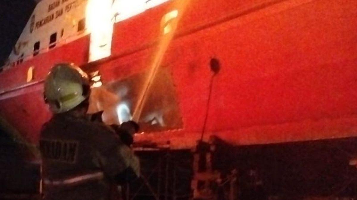 Kapal KN SAR Ramawijaya 240 Terbakar di Muara Baru Jakarta Utara