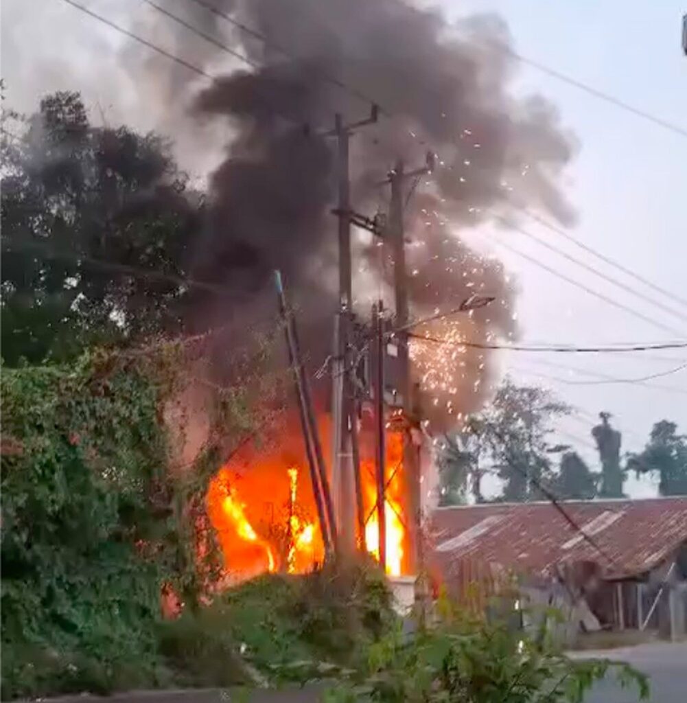 Petugas Gabungan Padamkan Kebakaran TPA Jatiwaringin dan Sepatan Tangerang