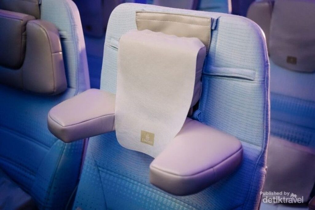 Emirates Pasang Sandaran Kepala U-Dream di Kursi Ekonomi