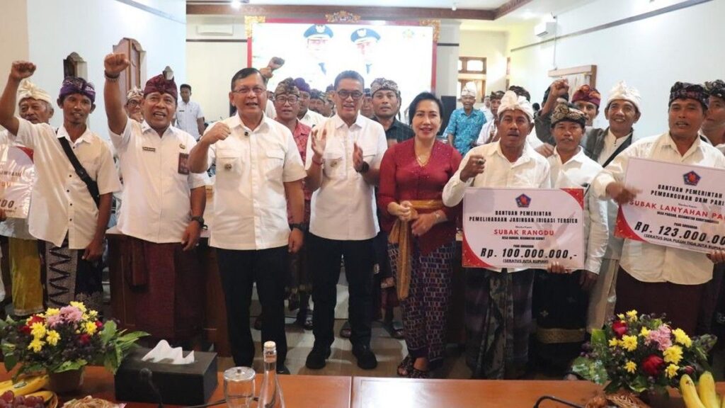 Pemkab Buleleng Salurkan Bantuan Pertanian Senilai Rp 3,6 Miliar