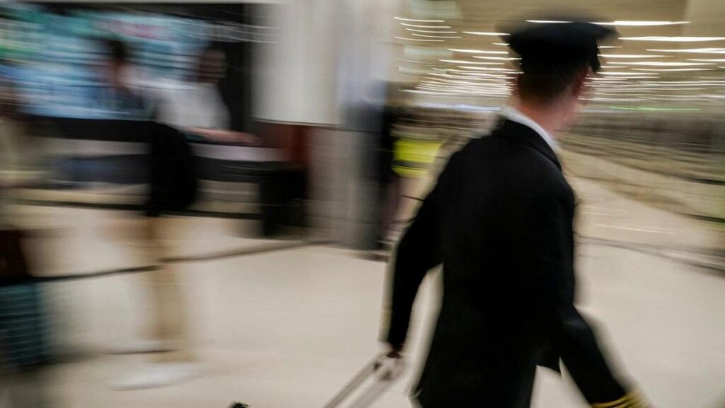 AS Tuntut Pria Akibat Hapus Data Ponsel Saat Penyitaan Bandara