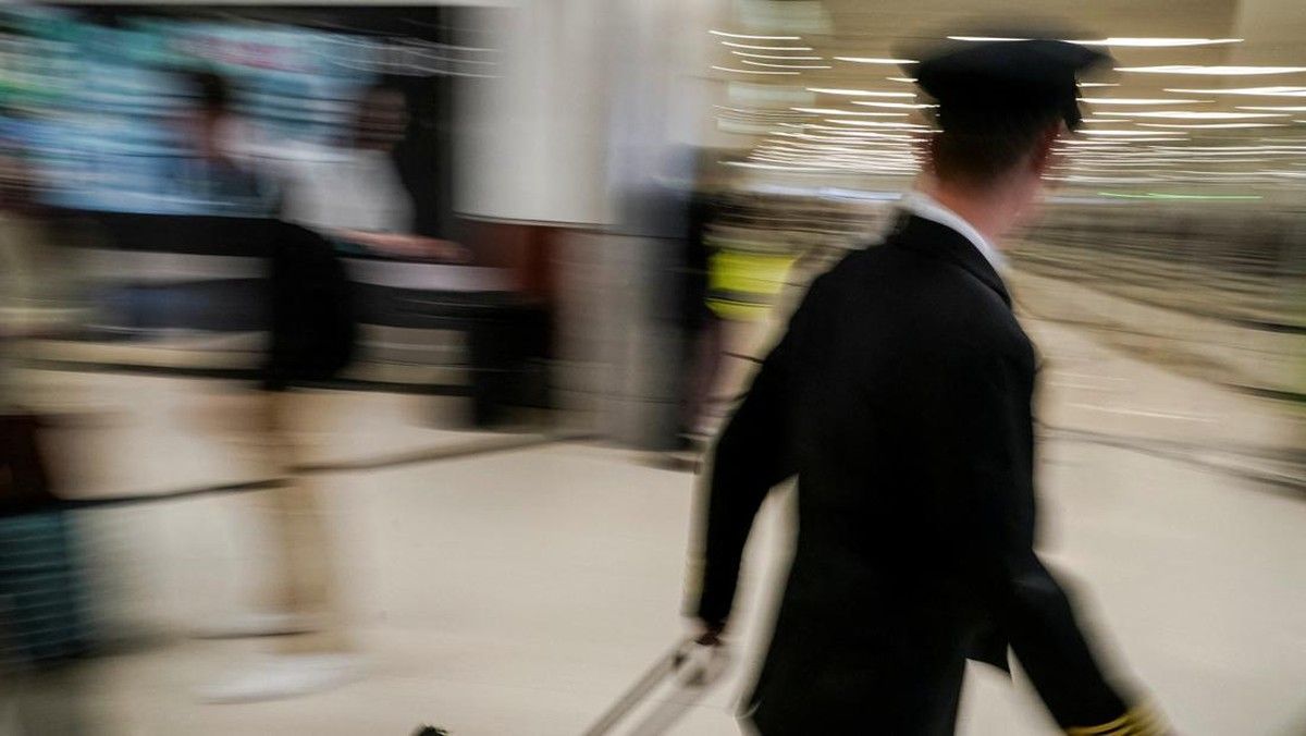 AS Tuntut Pria Akibat Hapus Data Ponsel Saat Penyitaan Bandara