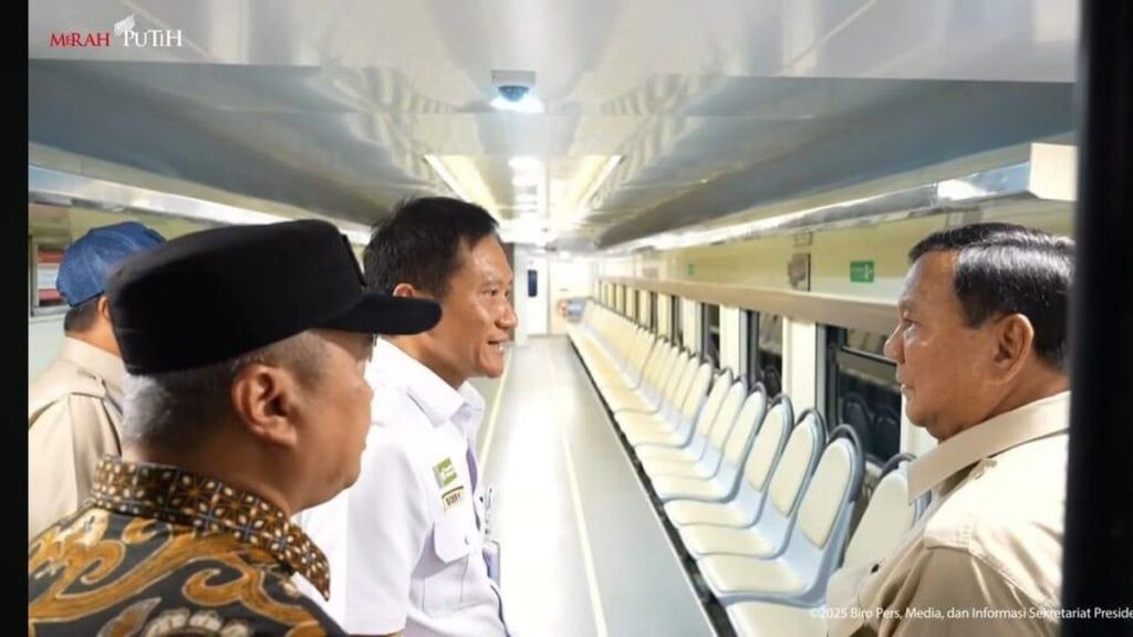 Prabowo Instruksikan KAI dan Kemenhub Bangun Kereta Sumatera Kalimantan