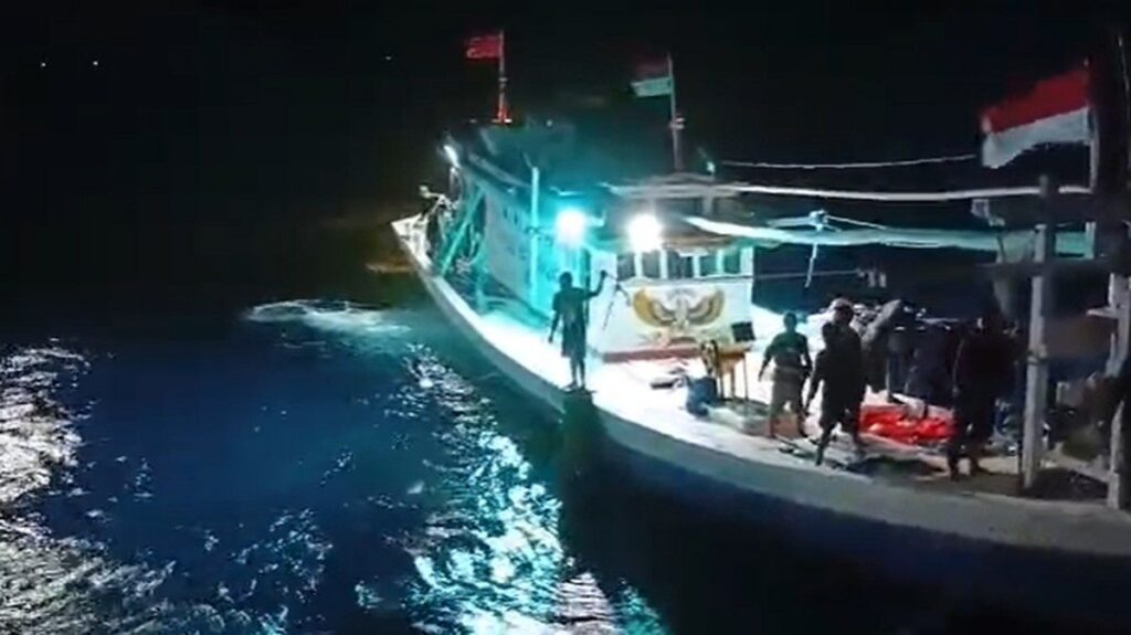 KMN Sinar Matoanging 04 Selamatkan Lima Korban KLM Nurul Salsa
