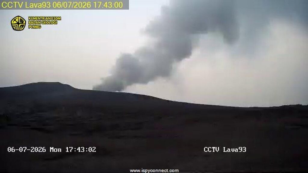 Gunung Anak Krakatau Erupsi Lagi dan Muntahkan Abu Vulkanik