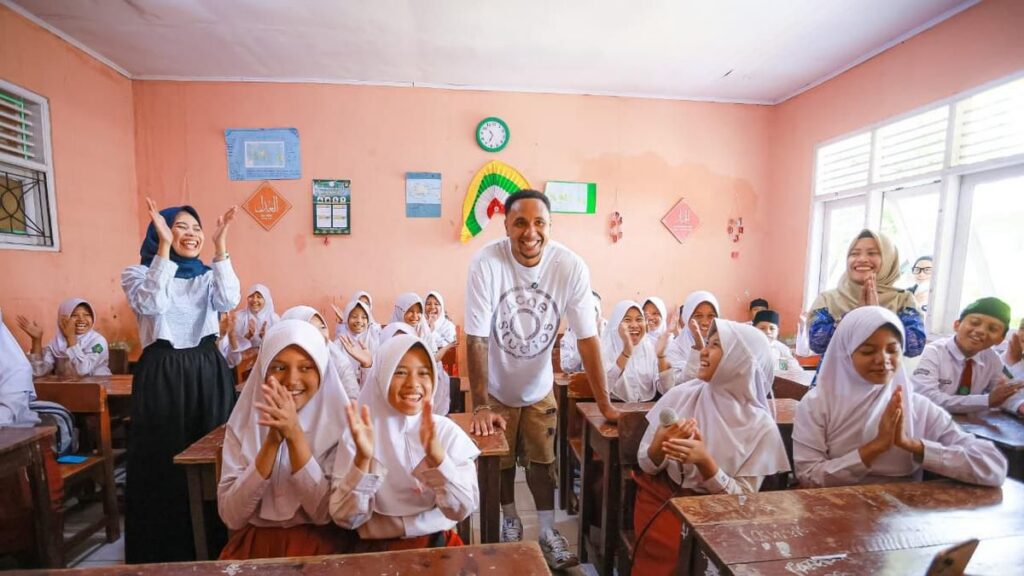 Kenny Tete Gandeng Marc Klok Foundation Renovasi MI Al Istiqomah Bekasi