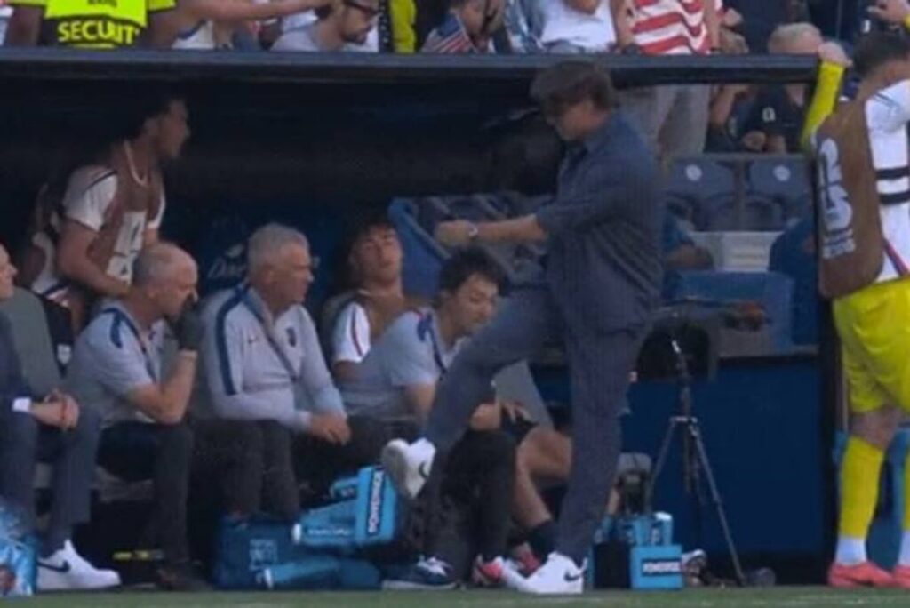 Mauricio Pochettino Tendang Botol Akibat Kelalaian Lini Belakang AS