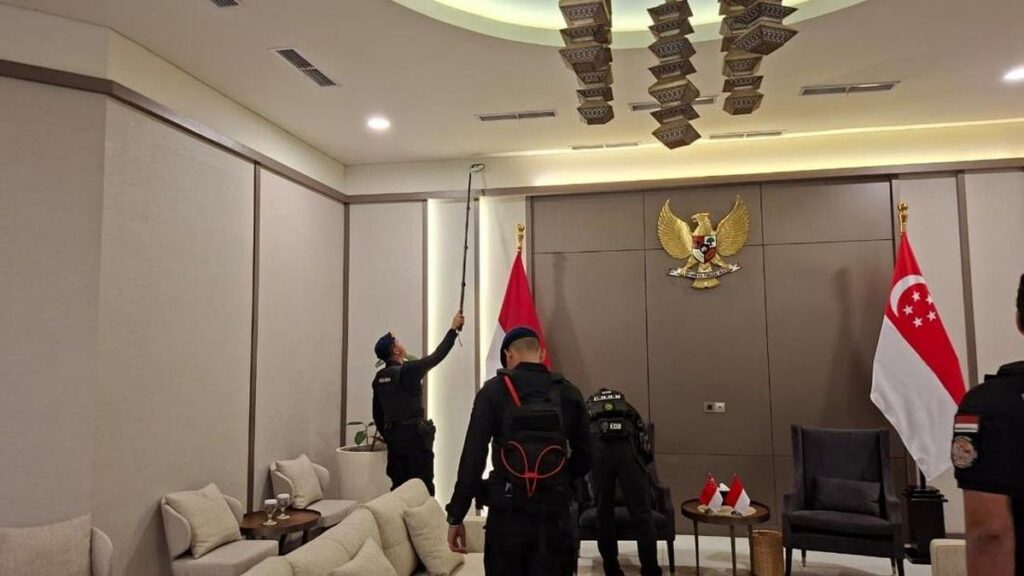 Brimob Sterilisasi Bandara Halim Amankan Kunjungan PM Singapura