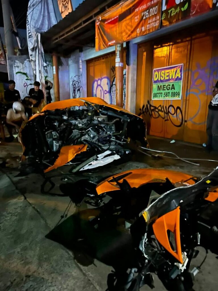 Mobil Sedan McLaren Andra ST Terbelah Usai Tabrak Tiang Listrik