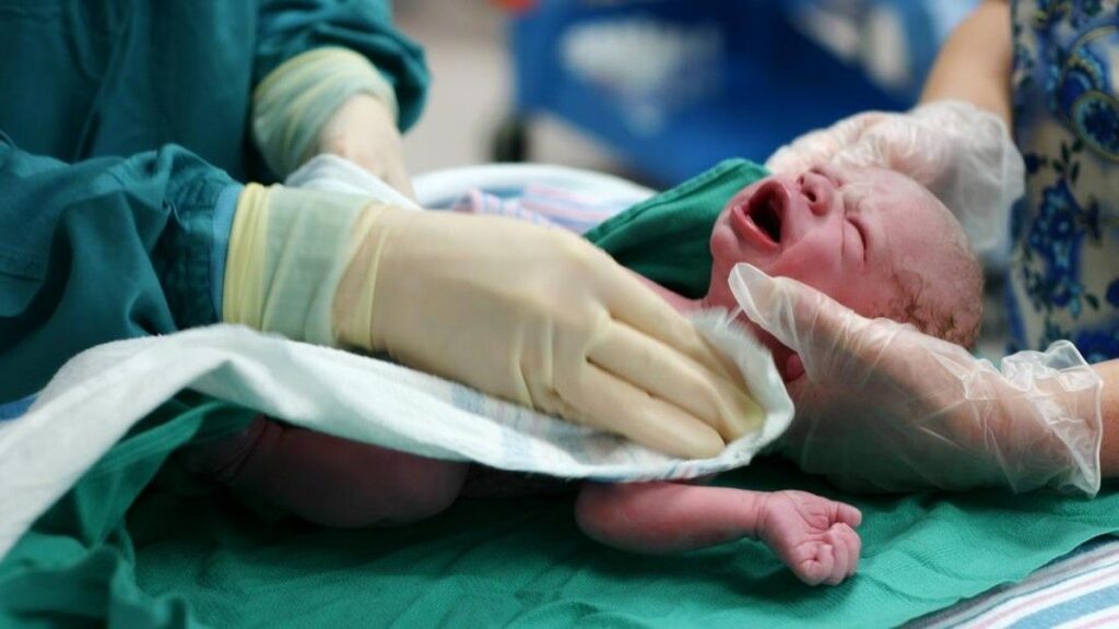 Ibu Terjebak Reruntuhan Gempa Venezuela Melahirkan Bayi Perempuan