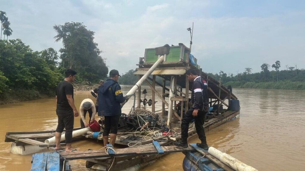 Aparat Gabungan Ditumpaki Warga Saat Penertiban Tambang Emas Ilegal