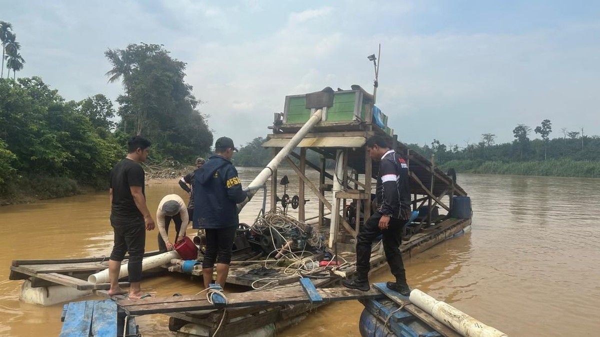 Aparat Gabungan Ditumpaki Warga Saat Penertiban Tambang Emas Ilegal