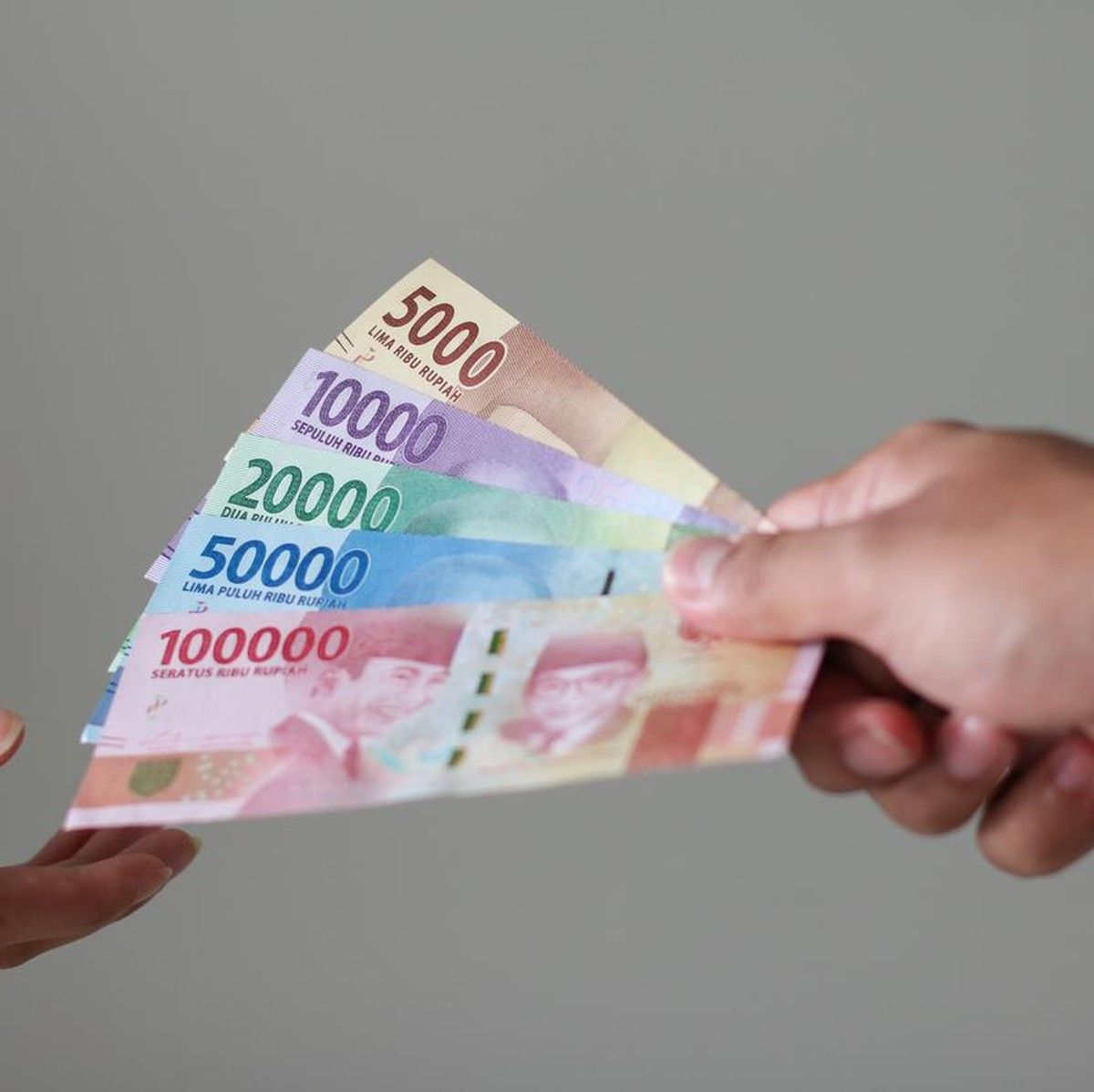 Hukum Suami Menafkahi Keluarga Menggunakan Uang Hasil Judi Slot Menurut Pandangan Islam