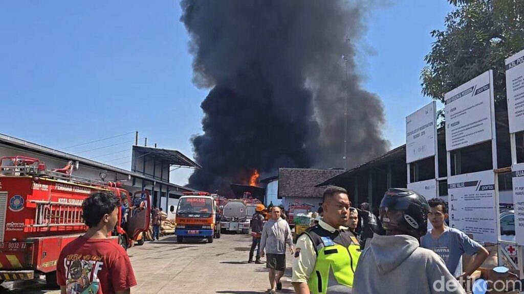 Pabrik Sandal PT Porto di Karanganyar Terbakar Hebat