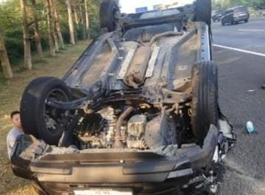 Kurang Konsentrasi, Toyota Raize Terguling Usai Tabrak BYD di Tol Jagorawi