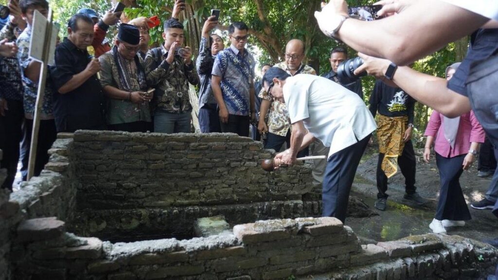 Sultan HB X Kunjungi Situs Sejarah di Sragen dan Basuh Muka di Sendang