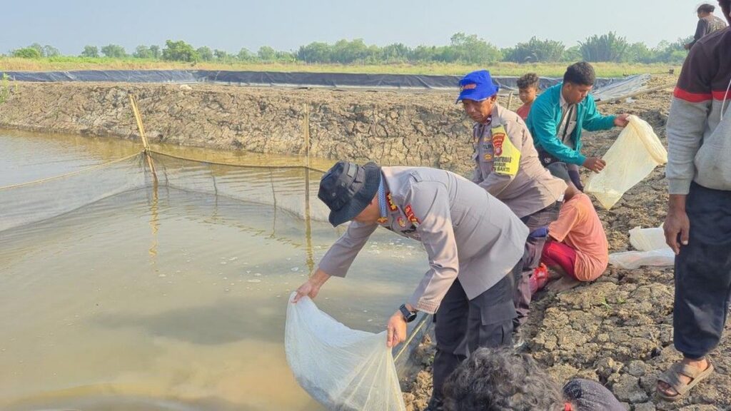 Polda Metro Jaya Tebar Belasan Ribu Benih Lele di Bekasi