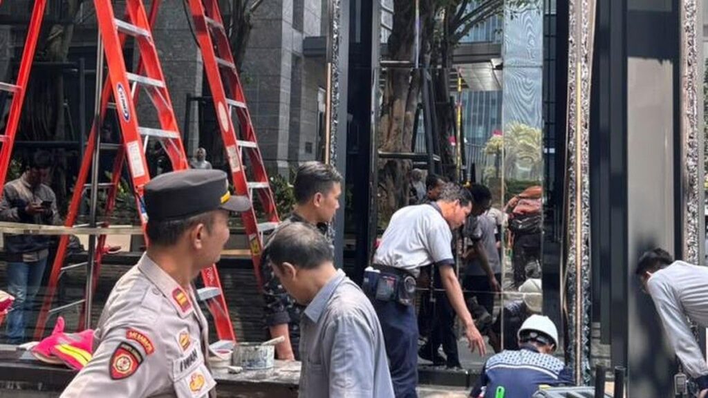 Mobil Listrik BYD Tabrak Kaca Gedung di SCBD Jakarta