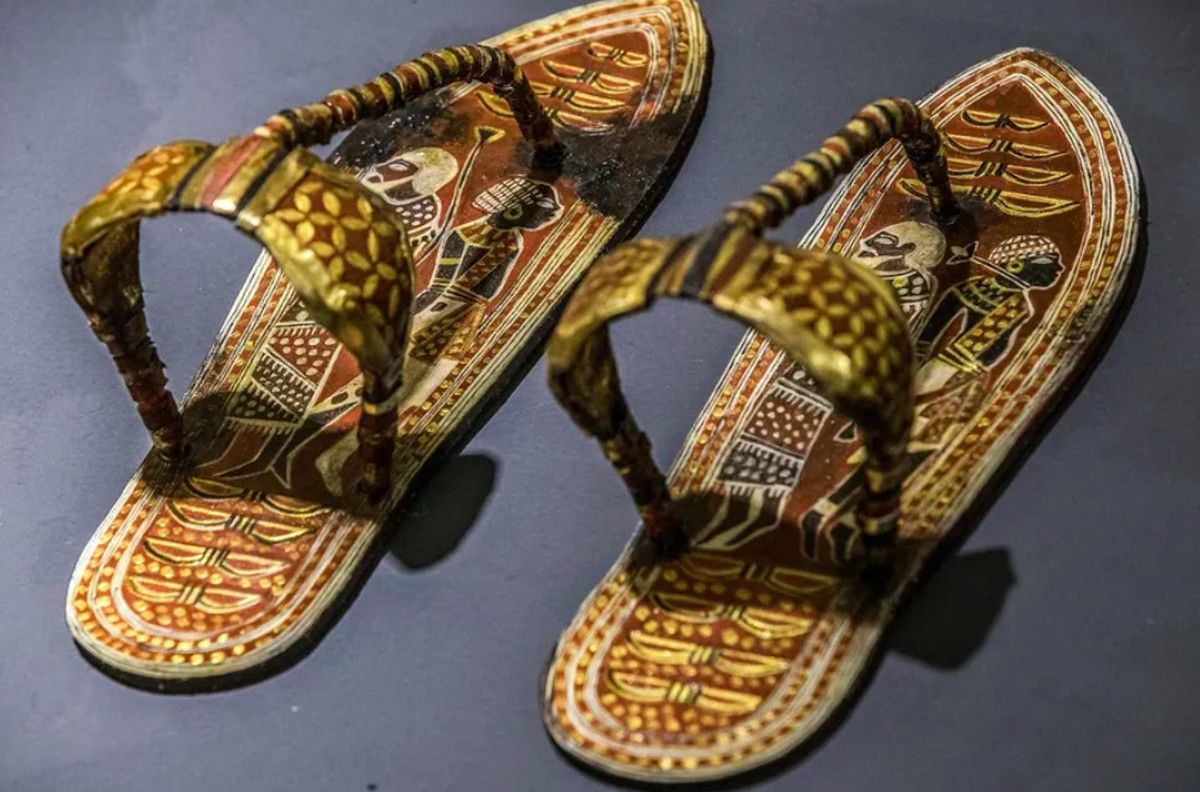 Sandal Tutankhamun Simpan Pesan Politik Menginjak Musuh