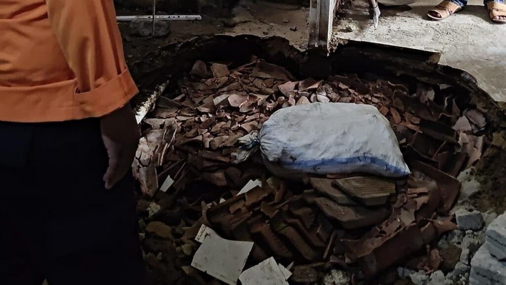 Tanah Amblas Ancam Rumah Warga di Caringin Bogor
