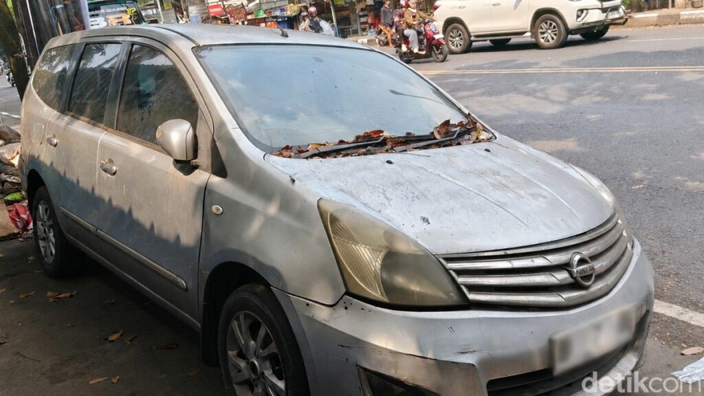 Dishub Bandung Telusuri Pemilik Grand Livina Viral yang Terparkir Berbulan-bulan