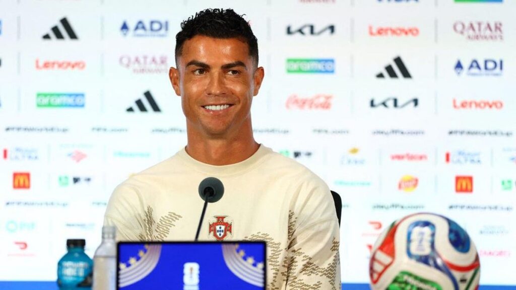 Cristiano Ronaldo Sejajarkan Trofi Euro 2016 dengan Piala Dunia
