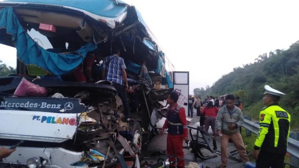 Bus Pelangi Tabrak Truk Tronton di Tol Pekanbaru-Dumai