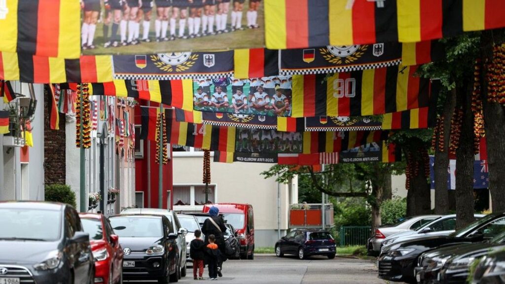 Jerman Kritik Intervensi Trump Terkait Kartu Merah Folarin Balogun
