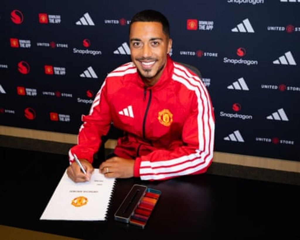Manchester United Rekrut Youri Tielemans dari Aston Villa