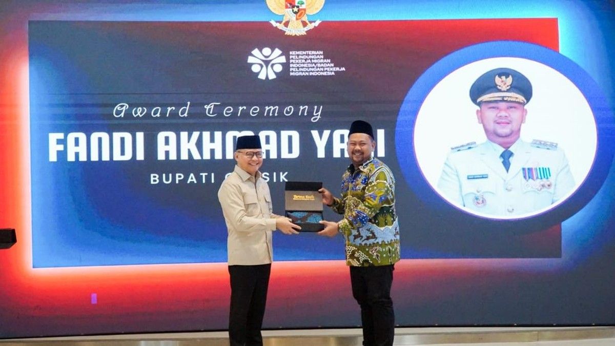 Bupati Gresik Terima Penghargaan Atas Perlindungan Anak Pekerja Migran