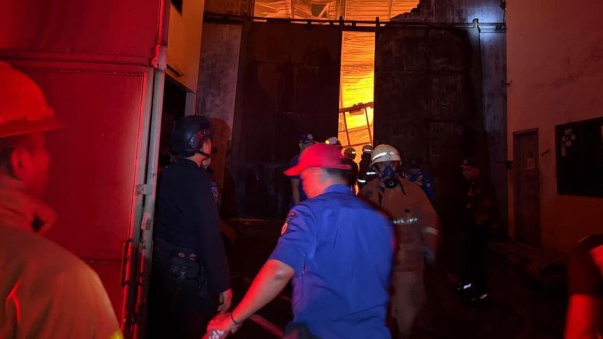 Brimob Polda Metro Jaya Bantu Padamkan Kebakaran Gudang di Tangerang