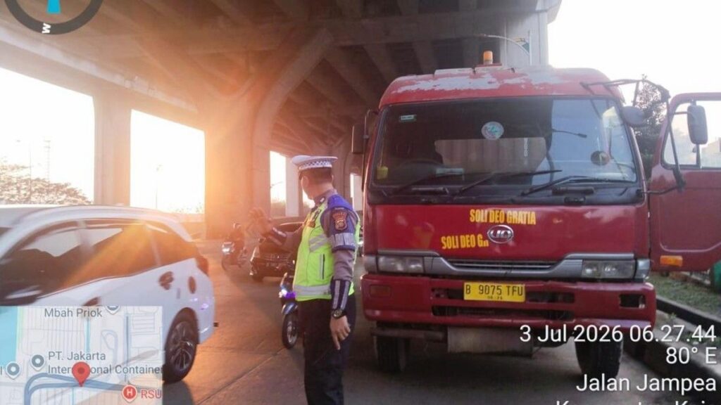 Truk Trailer Mengalami Gangguan Mesin di Jalan Jampea Cilincing