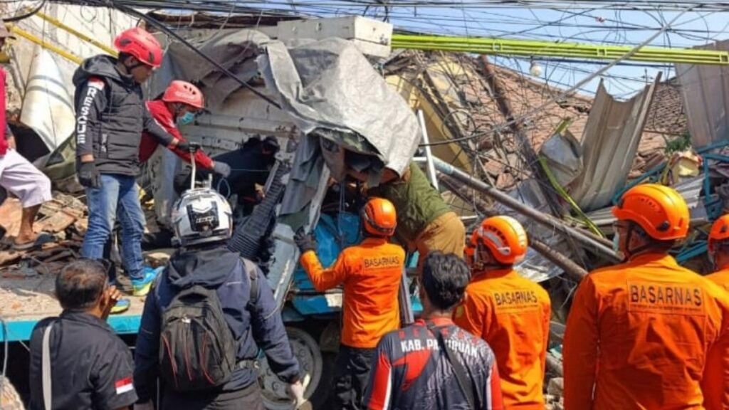 Truk Trailer Hilang Kendali Tabrak Rumah di Pasuruan, 3 Tewas