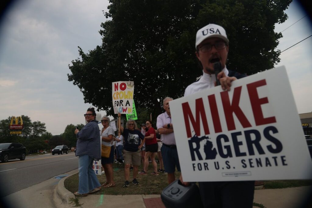 Massa Pendukung dan Pengunjuk Rasa Padati Kunjungan Trump di Michigan