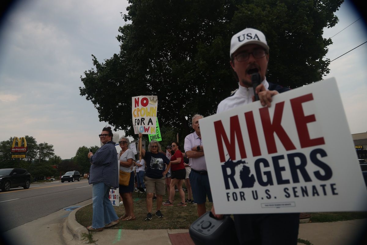 Massa Pendukung dan Pengunjuk Rasa Padati Kunjungan Trump di Michigan