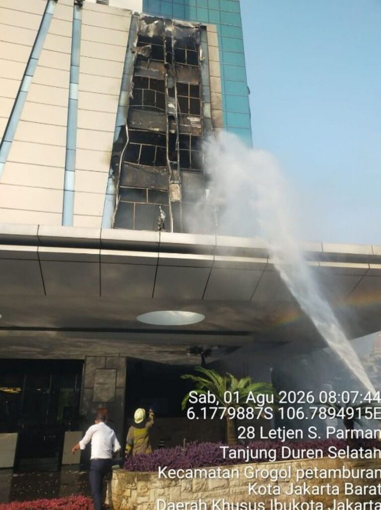 Kebakaran Hotel Pullman Jakarta Barat Dipadamkan Petugas Damkar