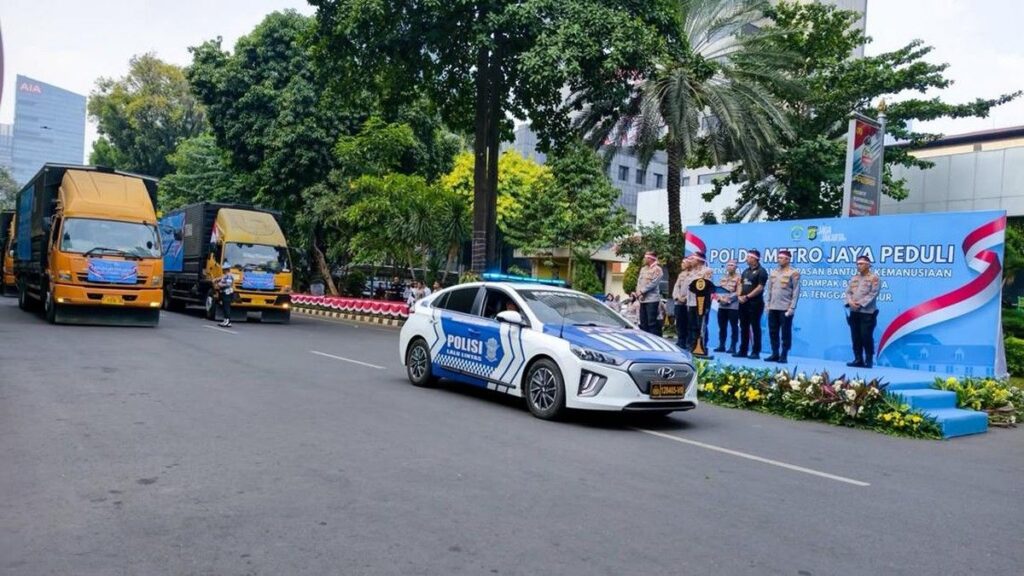 Polda Metro Jaya Kirim 12 Truk Bantuan Gempa ke NTT
