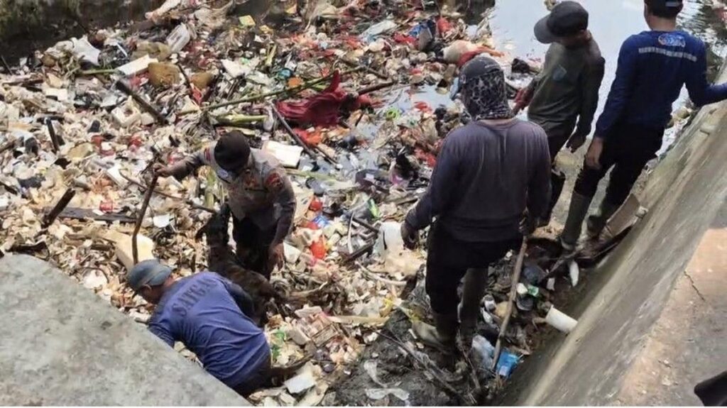 Polisi Menyisir Kali Licin Depok Cari Potongan Kaki Korban Mutilasi