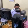 Disdukcapil Pangkalpinang dan Kaur Perbarui Data Kependudukan Warga