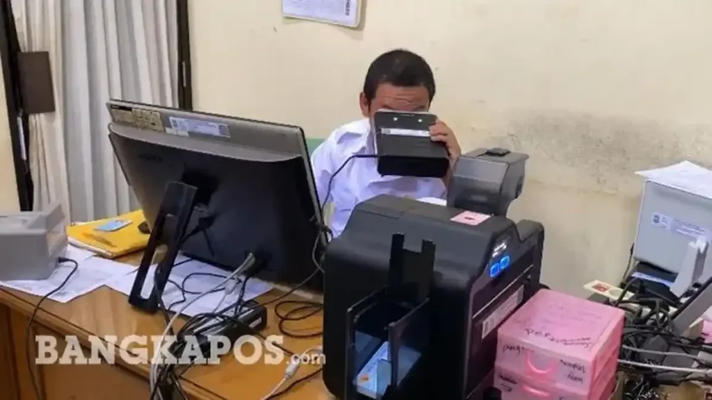 Disdukcapil Pangkalpinang dan Kaur Perbarui Data Kependudukan Warga
